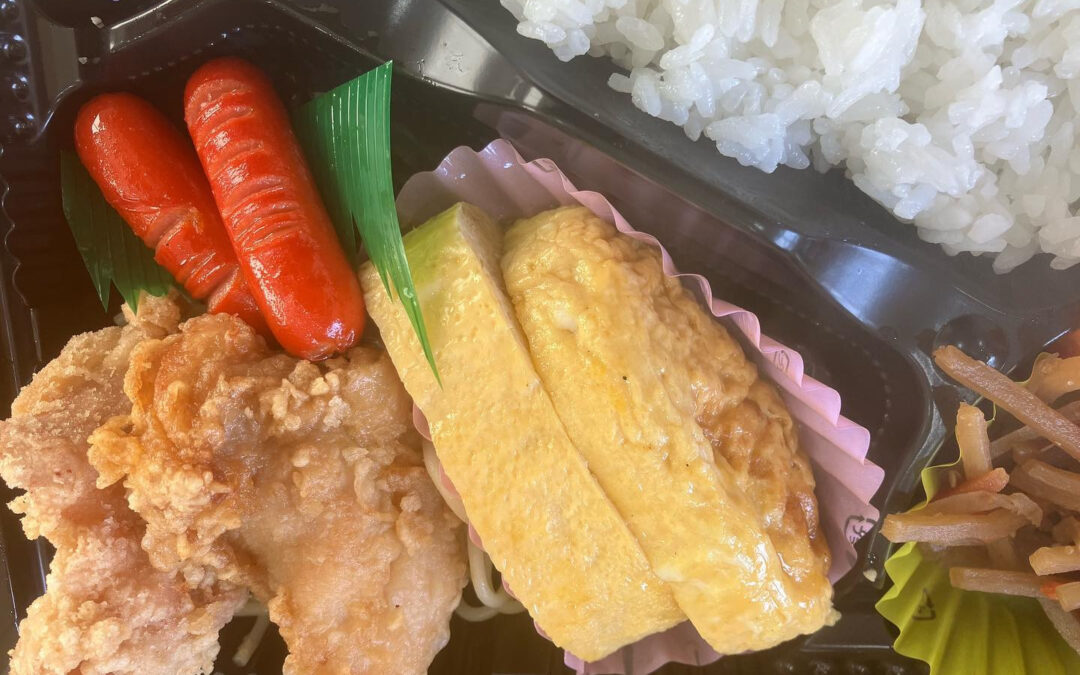 唐揚げとだし巻き弁当が本日も大人気！このお弁当は、一口頬張