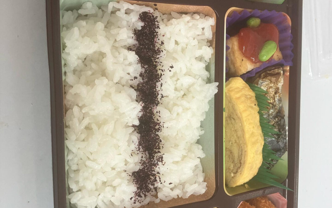 幕の内弁当は、さまざまな料理を少しずつ楽しめる素晴らしい選択