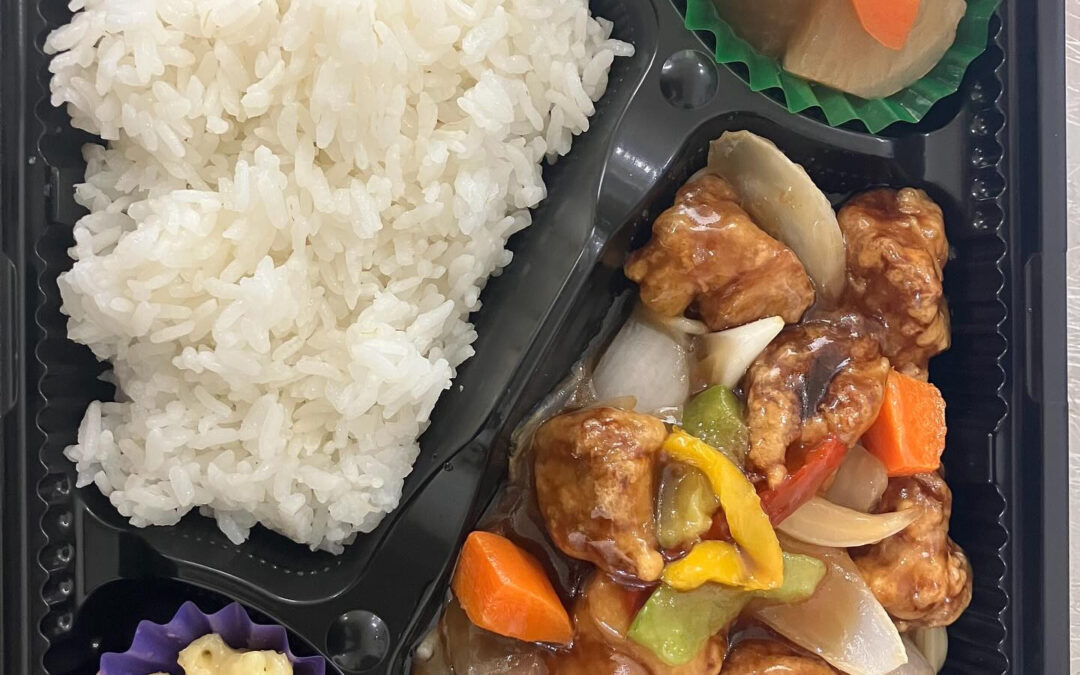 酢豚弁当は、中華料理の定番メニューの一つで、その甘酸っぱい
