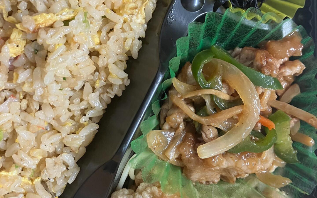 今日のお昼ご飯は、まさに贅沢!チャーハン弁当の香りは食欲をそ